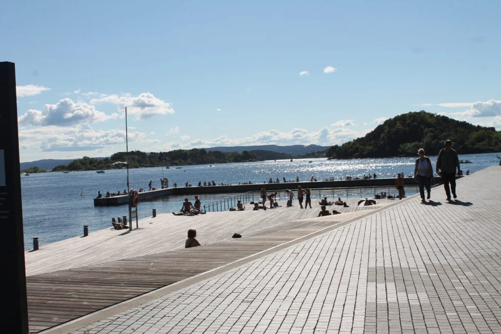 Sørenga badeplass brygge og mennesker