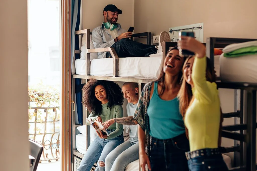 mannekser som deler rom på hostel