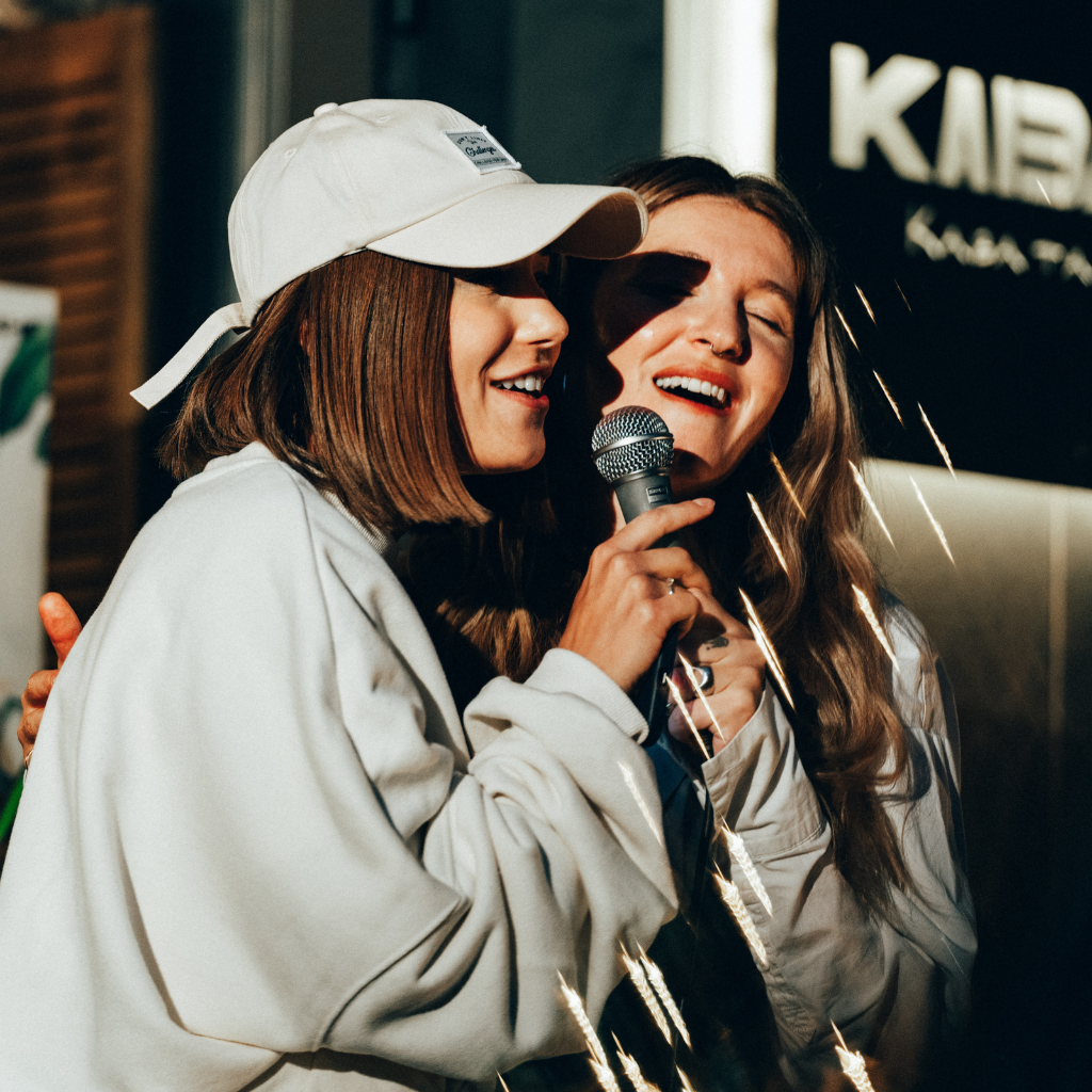 Jenter som synger karaoke i Oslo